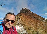37 Alla selletta tra Val Brembana e Val Serina  (1280 m) ...rampatina finale per la vetta!